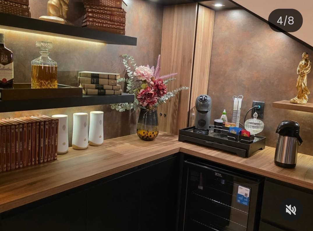 Espaço café do escritório com adega e livros