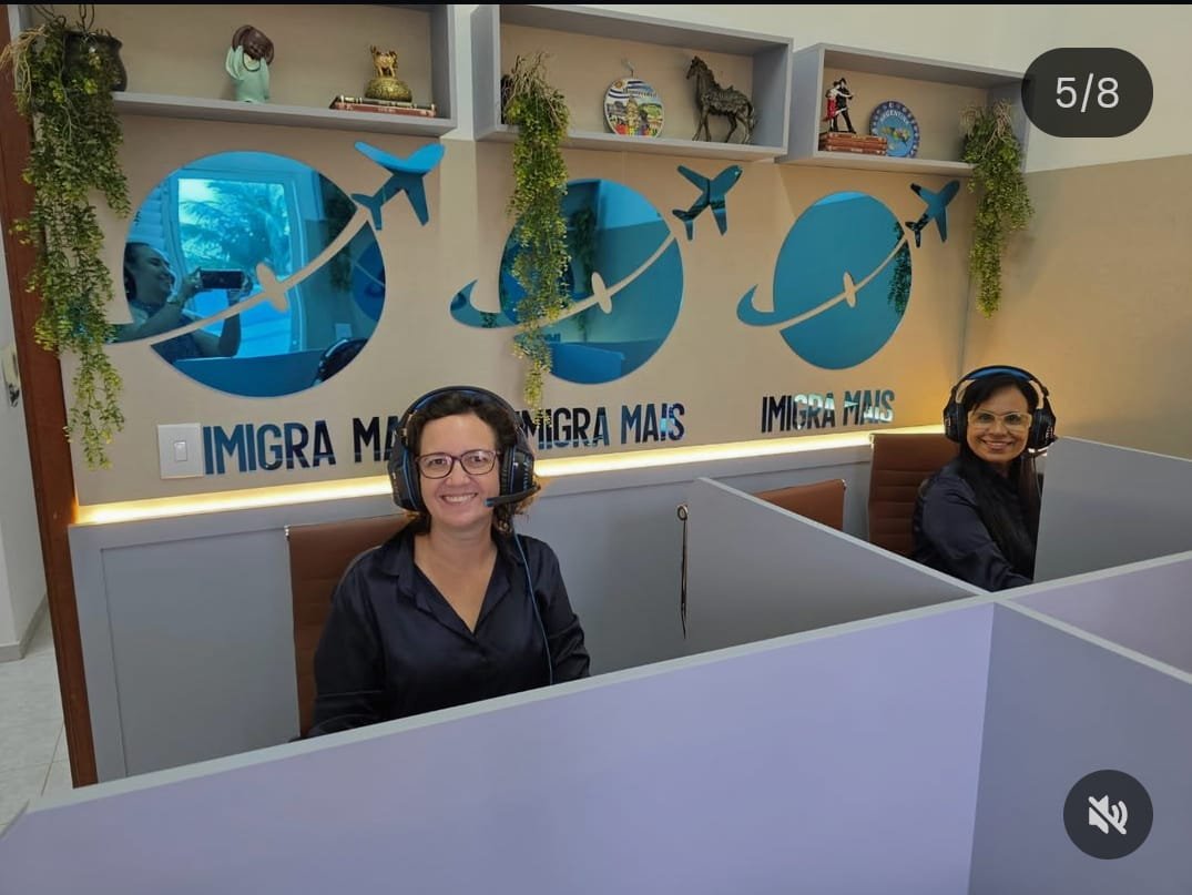 Equipe da Imigra Mais em estação de atendimento